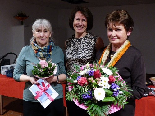 Die neue Vorsitzende des Arbeitskreises, Monika Beck (links), ihre Vorgängerin, Trudel Schulte-Mäter (rechts) und Anke Kracke, Vorsitzende der Kulturkreis GmbH